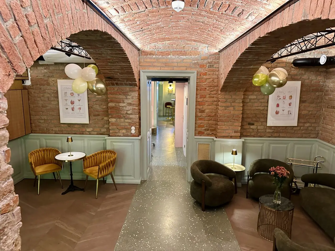 Der Salon mit Samtsesseln und Messinglampen